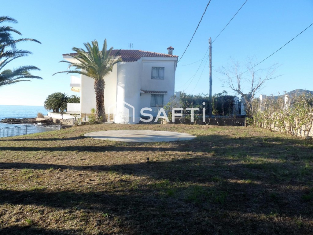 Imagen 2 de EXCLUSIVA VILLA A LA ORILLA DEL MAR! Oportunidad.