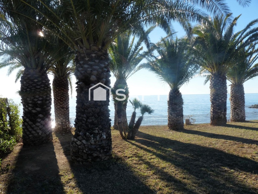 Imagen 3 de EXCLUSIVA VILLA A LA ORILLA DEL MAR! Oportunidad.