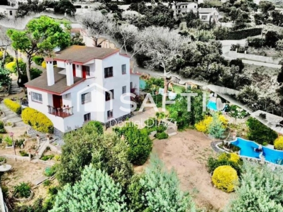 Imagen 1 de Casa de tres Plantas y Pozo.