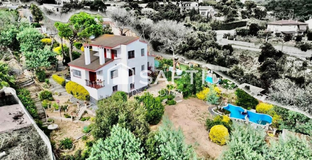 Imagen 1 de Casa de tres Plantas y Pozo.