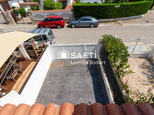 Imagen 1 de Casa adosada con 2 dormitorios y amplia terraza – Empuriabrava