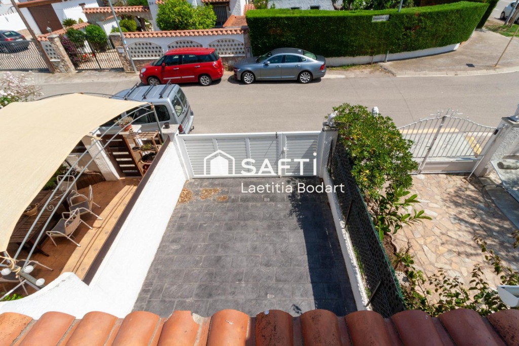 Imagen 1 de Casa adosada con 2 dormitorios y amplia terraza – Empuriabrava