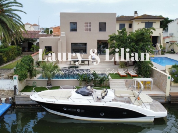 Imagen 2 de Excepcional villa con amarre de 14 m y canal largo .