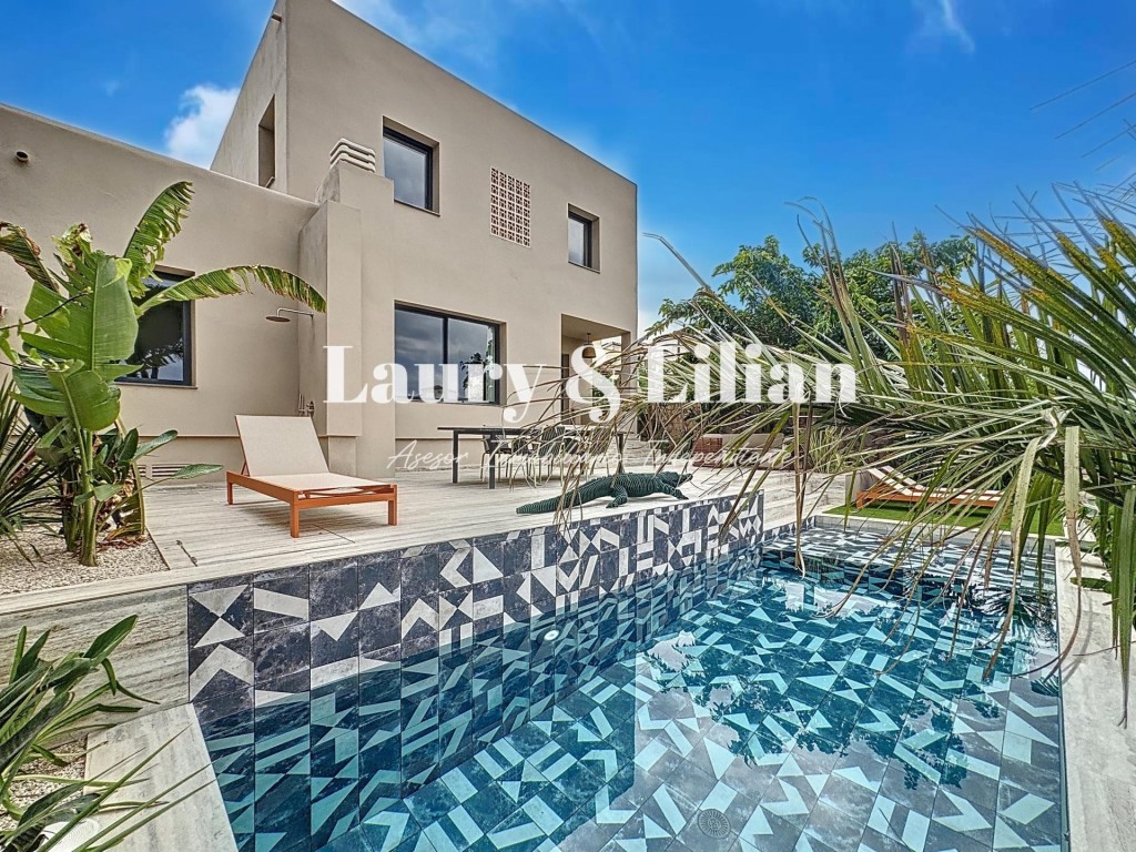 Imagen 3 de Excepcional villa con amarre de 14 m y canal largo .