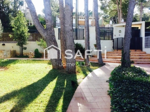 Imagen 2 de Chalet independiente de 475 m² en parcela de 1.400 m²