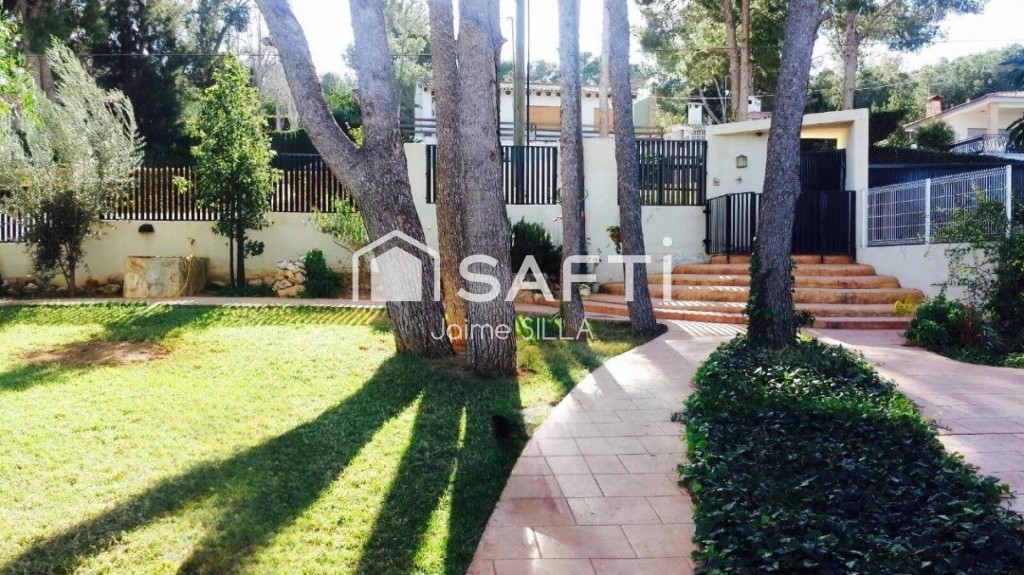 Imagen 2 de Chalet independiente de 475 m² en parcela de 1.400 m²