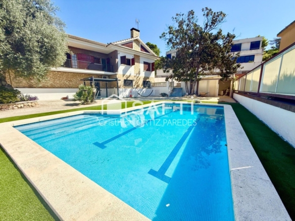 Imagen 1 de Chalet exclusivo en Tiana con piscina privada.