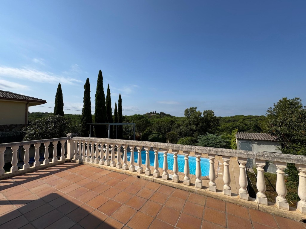 Imagen 2 de Tu refugio soñado: casa con piscina en medio de la naturaleza.