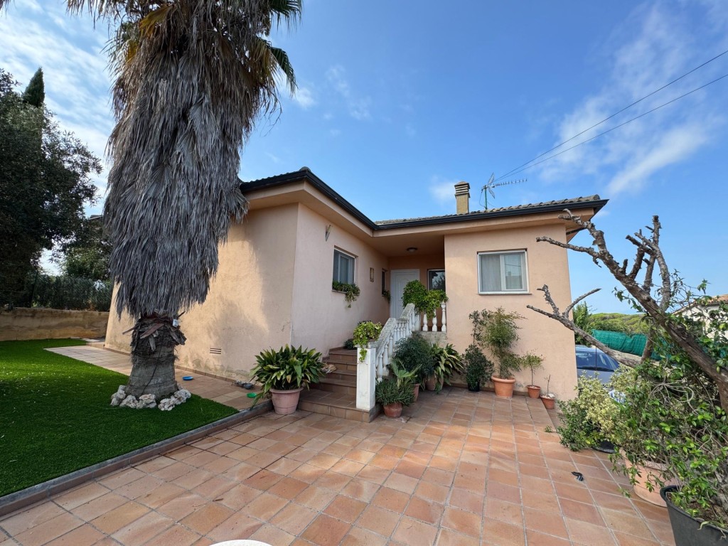 Imagen 1 de Tu refugio soñado: casa con piscina en medio de la naturaleza.