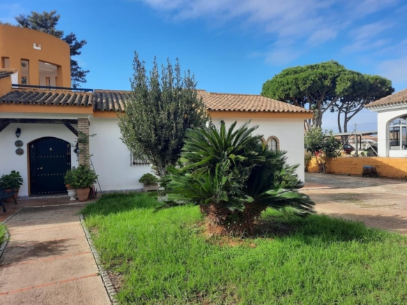 Imagen 2 de PRECIOSO CHALET INDEPENDIENTE A 5 MINUTOS EN COCHE DE LA PLAYA DE LA BARROSA