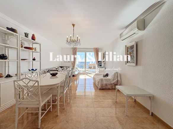 Imagen 3 de Apartamento de lujo de dos dormitorios con vistas al mar y plaza de aparcamiento.