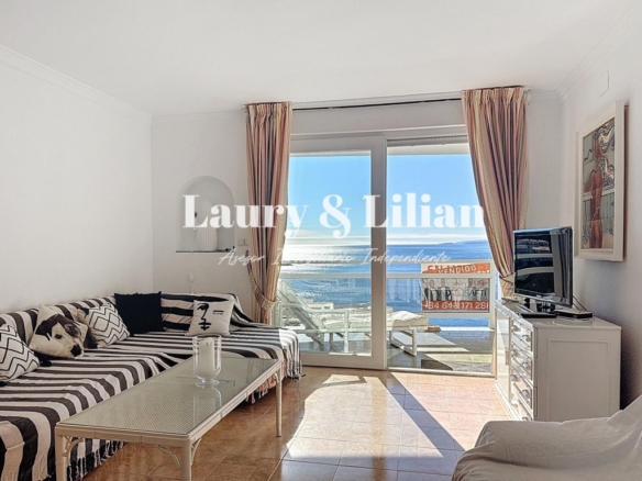 Imagen 1 de Apartamento de lujo de dos dormitorios con vistas al mar y plaza de aparcamiento.