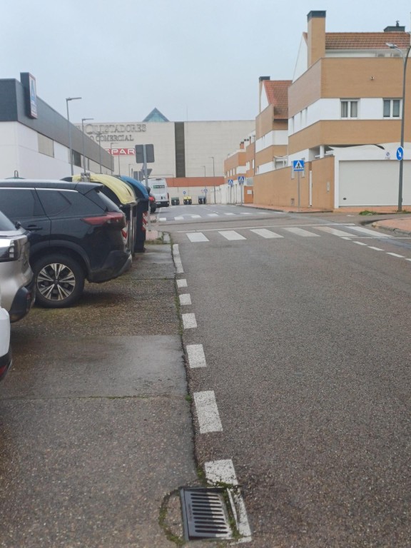 Imagen 2 de Local comercial en urbanización Guadiana. Badajoz.