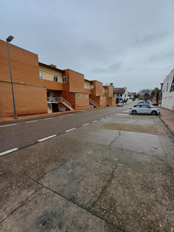 Imagen 3 de Local comercial en urbanización Guadiana. Badajoz.