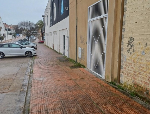 Imagen 4 de Local comercial en urbanización Guadiana. Badajoz.