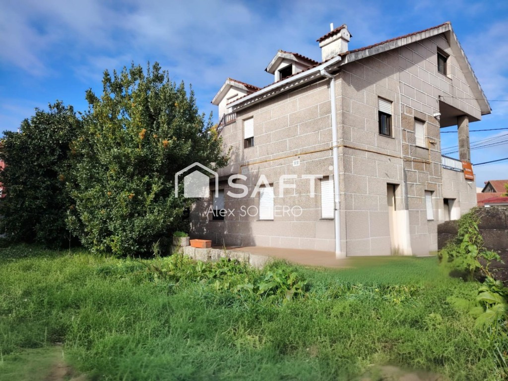 Imagen 1 de Casa de piedra en Valladares con jardín y garaje