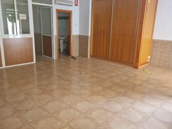 Imagen 3 de Local a la venta en calle Adolfo Clavarana - Sin comisión.