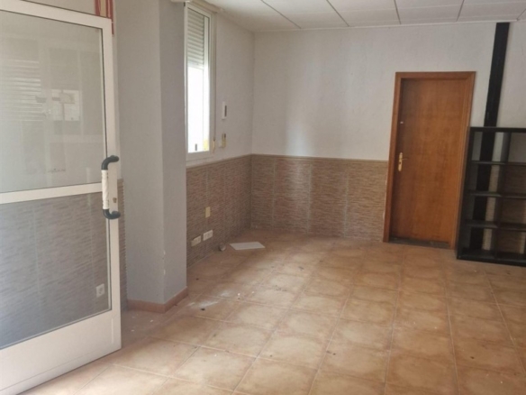 Imagen 1 de Local a la venta en calle Adolfo Clavarana - Sin comisión.