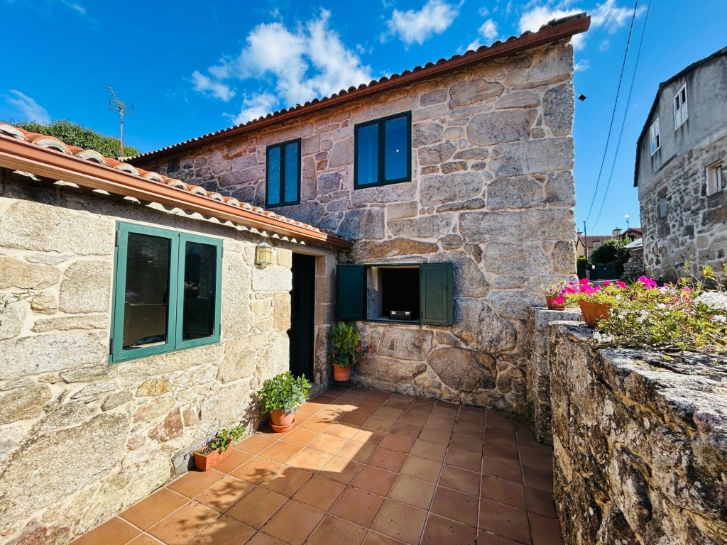 lista para entrar a vivir con 10.000m2 de finca a 28 minutos de Vigo.