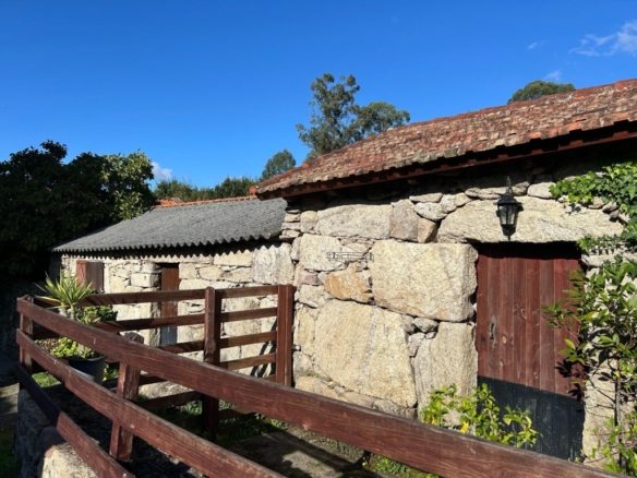 lista para entrar a vivir con 10.000m2 de finca a 28 minutos de Vigo.