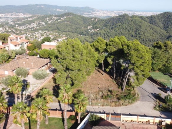 Imagen 2 de Espectacular terreno plano con vistas a Barcelona