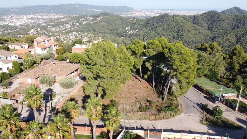 Imagen 4 de Espectacular terreno plano con vistas a Barcelona