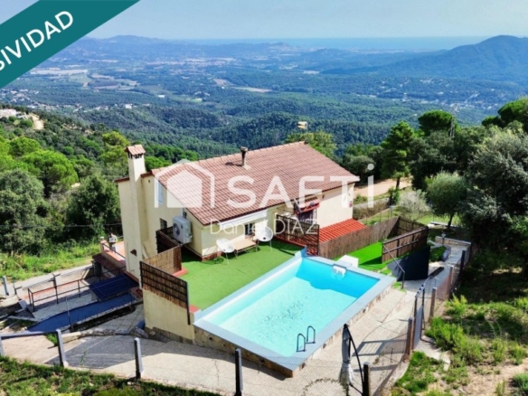 piscina y vistas a la costa brava