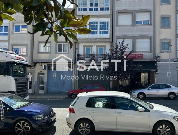 Imagen 1 de Venta de edificio en el centro de Melide de 3 niveles y 7 pisos los cuales incluido el bajo comercial están alquilados.