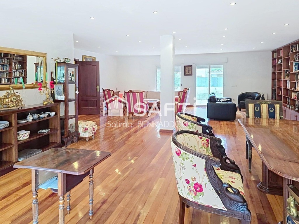 Imagen 1 de Estupendo chalet de 998 m2 de parcela y 620 m2 de vivienda.