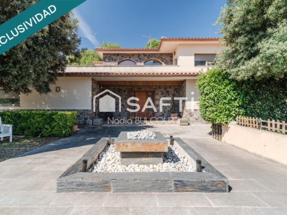 Imagen 2 de Villa exclusiva con piscina y vistas a Montserrat.