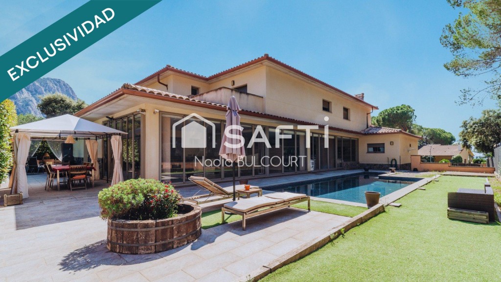 Imagen 1 de Villa exclusiva con piscina y vistas a Montserrat.