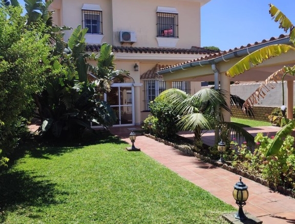 Imagen 1 de SE VENDE PRECIOSO CHALET A 150 METROS DE LA PLAYA DE LA BARROSA
