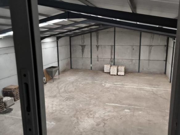 Imagen 3 de NAVE PRACTICAMENTE NUEVA EN SITUACION INMEJORABLE.