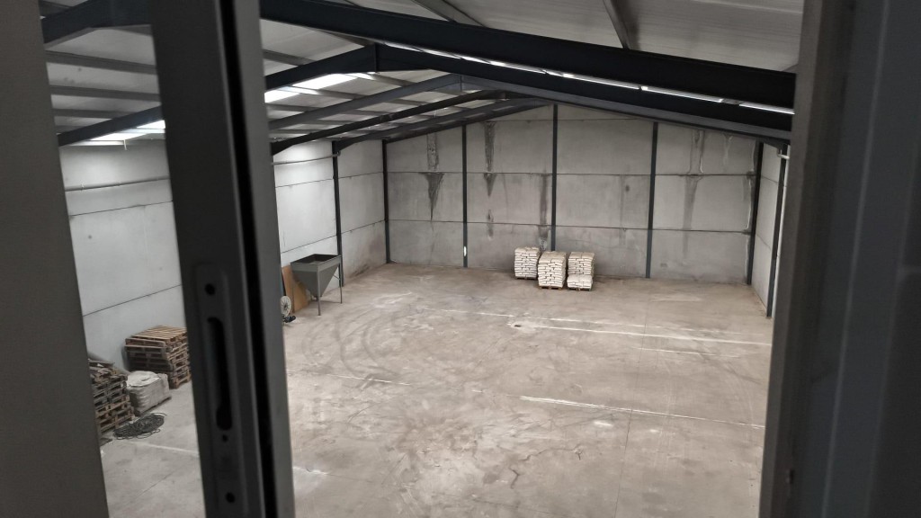 Imagen 3 de NAVE PRACTICAMENTE NUEVA EN SITUACION INMEJORABLE.