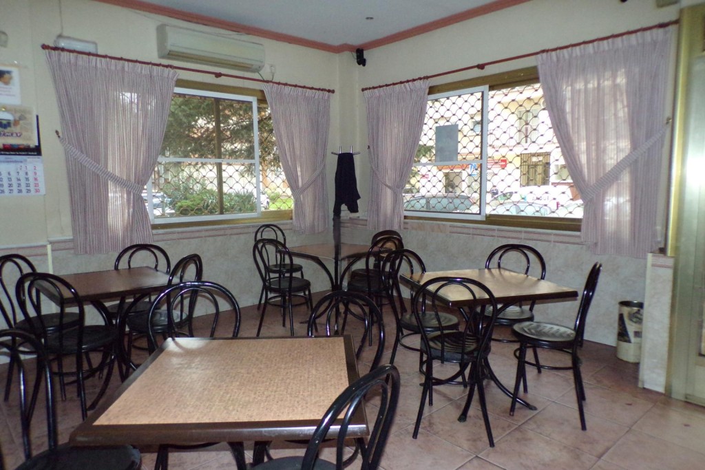 con clientela suficiente para pagar las letras y local almacén en el mismo precio.