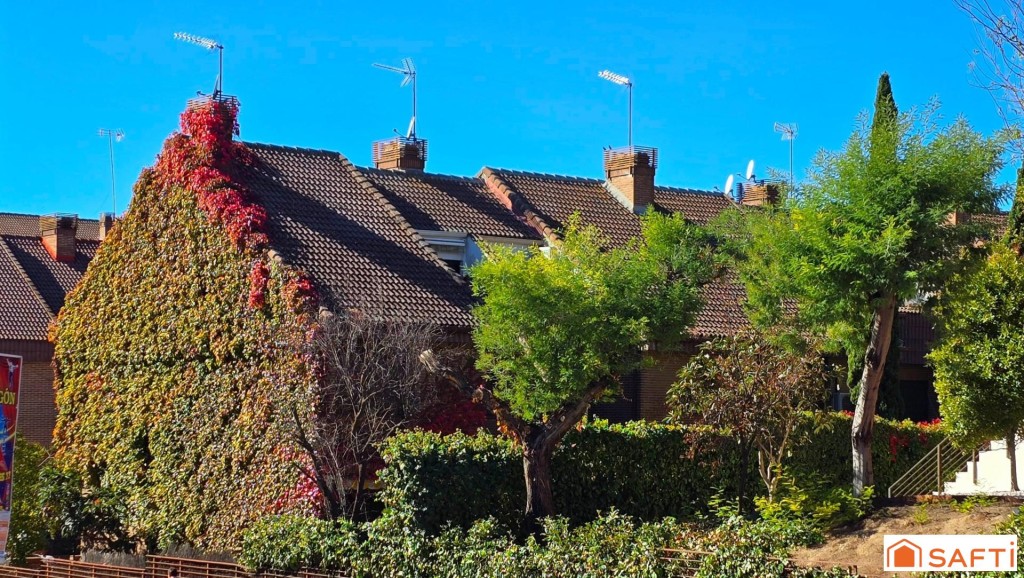 Imagen 1 de Chalet pareado en esquina: Elegancia y amplitud a escasos metros del Burgocentro.