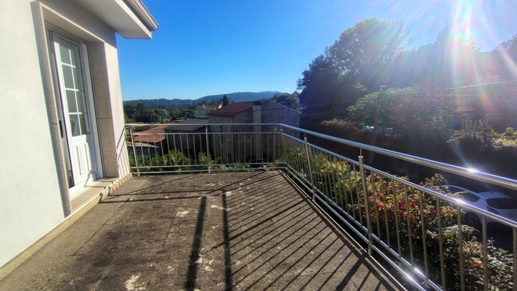 4 baños y finca de 3.162 m² en Teo