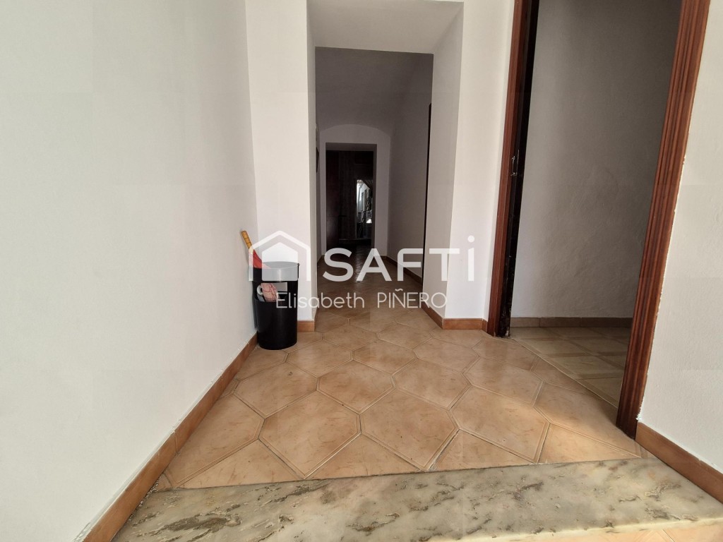 Imagen 2 de Semicéntrica vivienda con patio y terraza. ¡¡AMUEBLADA!!