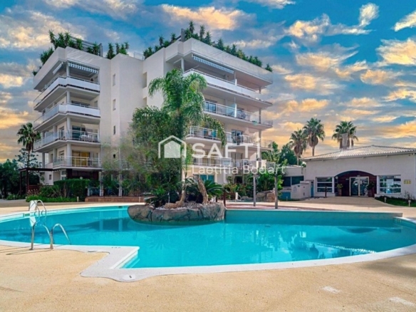 Imagen 2 de Bonito piso luminoso con terraza y vistas a la piscina – Residencial con piscina y jacuzzi