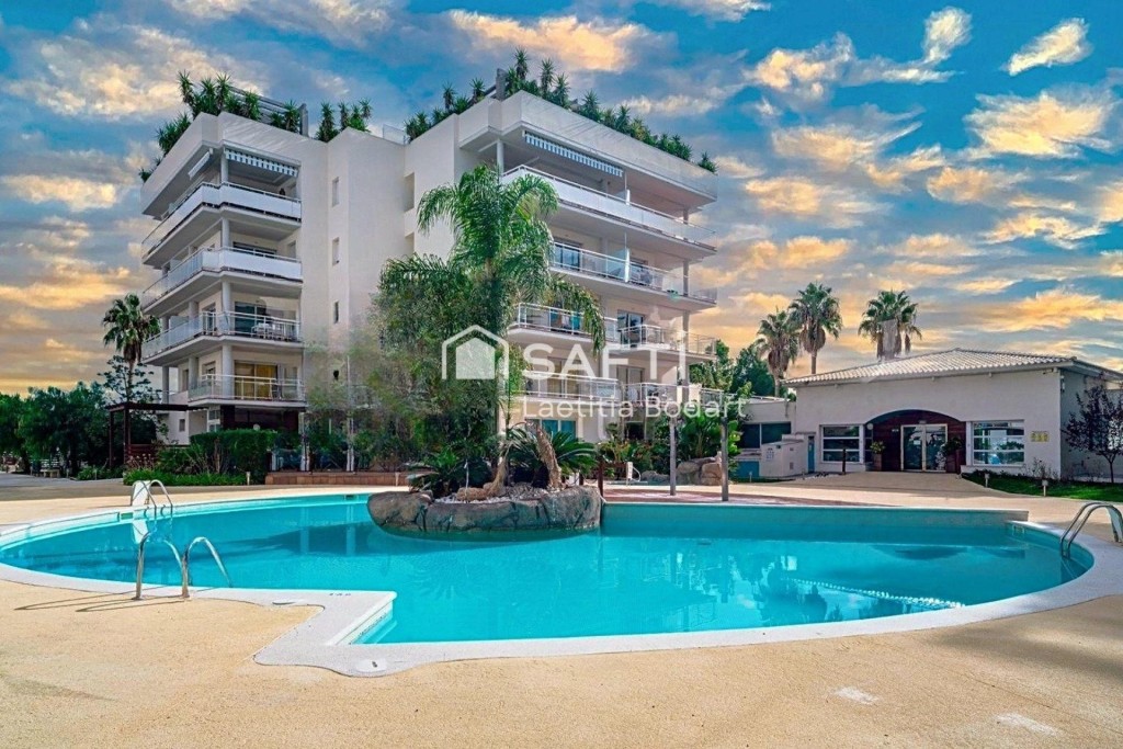 Imagen 2 de Bonito piso luminoso con terraza y vistas a la piscina – Residencial con piscina y jacuzzi