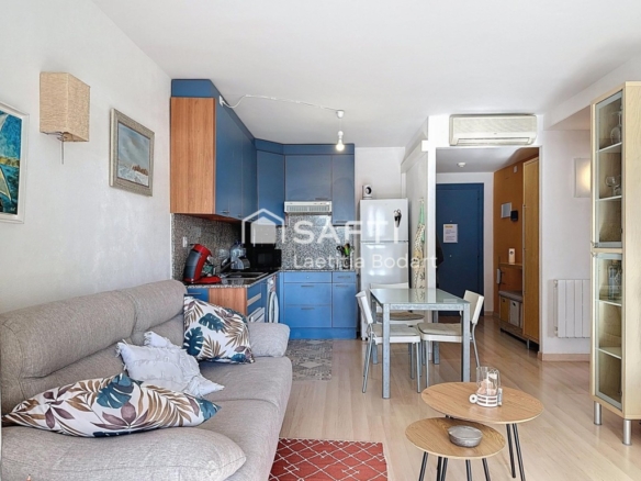 Imagen 4 de Bonito piso luminoso con terraza y vistas a la piscina – Residencial con piscina y jacuzzi
