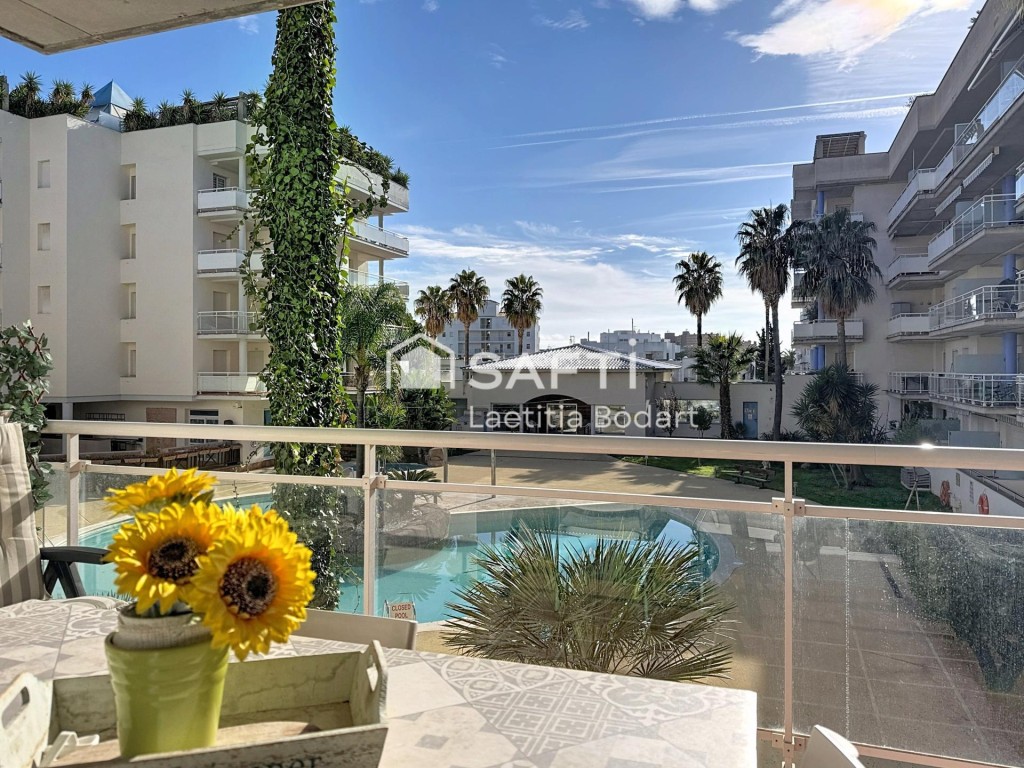 Imagen 1 de Bonito piso luminoso con terraza y vistas a la piscina – Residencial con piscina y jacuzzi