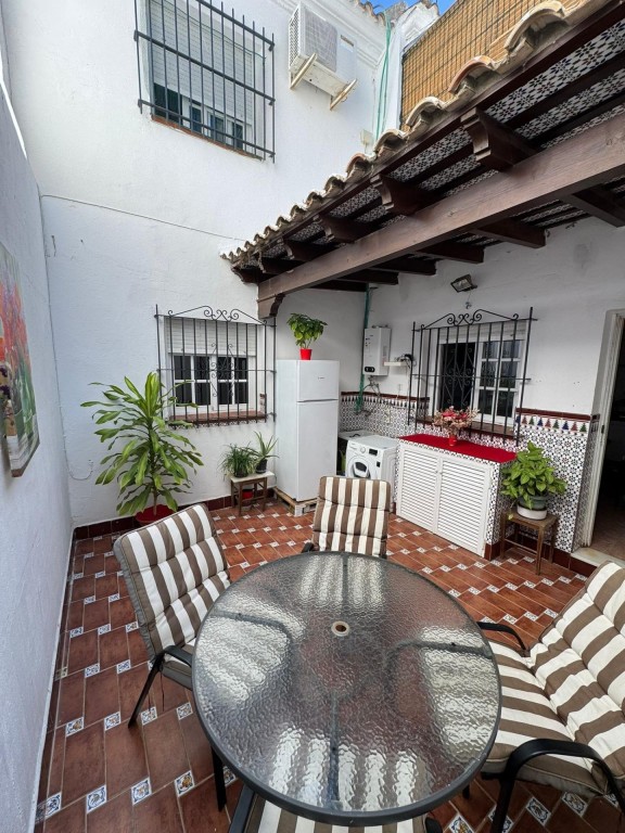 Imagen 1 de VIVIENDA UNIFAMILIAR CON GARAJE EN ZONA CÉNTRICA.