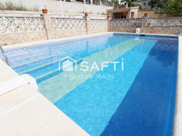 Imagen 2 de Preciosa y cómoda casa con mucho encanto de una sola planta con piscina y terreno totalmente plano!