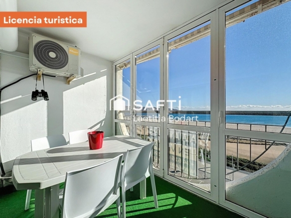 Imagen 2 de Apartamento reformado frente al mar con licencia turística – Terraza & vistas al mar