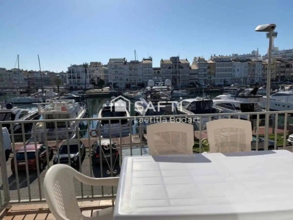 Imagen 3 de Amplio apartamento renovado de 2 dormitorios con terrazas y vistas al canal – Empuriabrava
