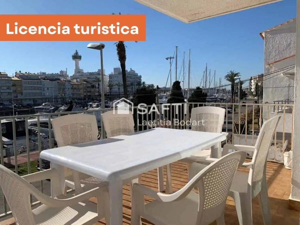 Imagen 1 de Amplio apartamento renovado de 2 dormitorios con terrazas y vistas al canal – Empuriabrava