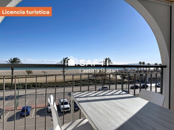 Imagen 2 de Magnífico pisoo renovado con terraza y licencia turística – Frente al mar