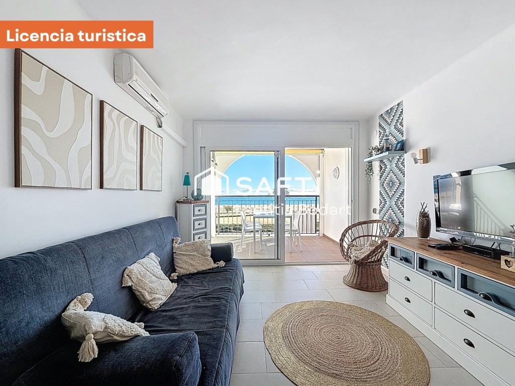 Imagen 1 de Magnífico pisoo renovado con terraza y licencia turística – Frente al mar