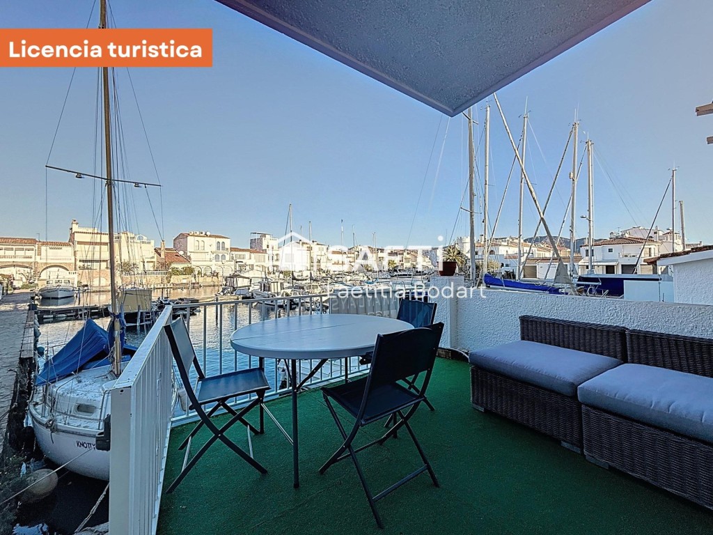 Imagen 2 de Encantador piso renovado con terraza y vistas al canal Empuriabrava